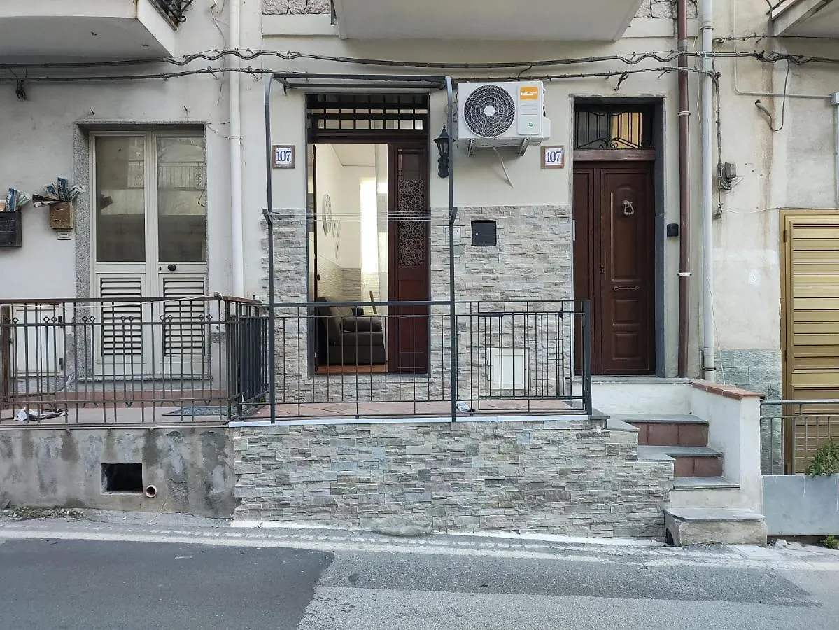 Chloe'S Apartament Giardini Naxos